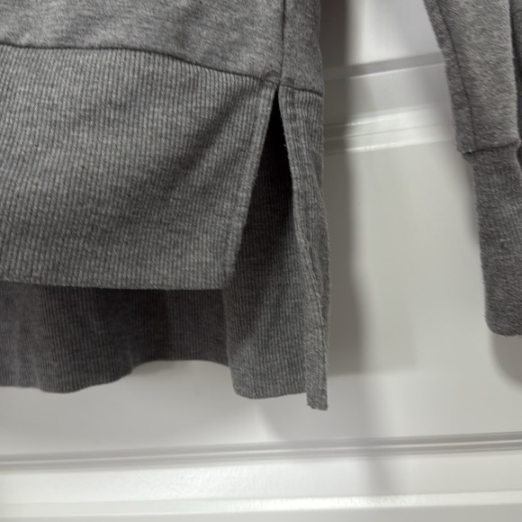 Sincerely Jules Women’s Workout Sweater Gray Long Sleeve size Medium - Picture 3 of 5